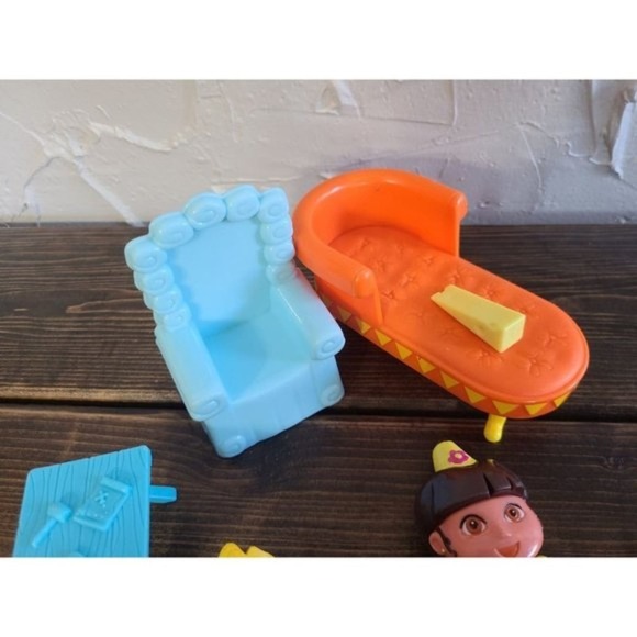 Dora lot - Picture 3 of 9